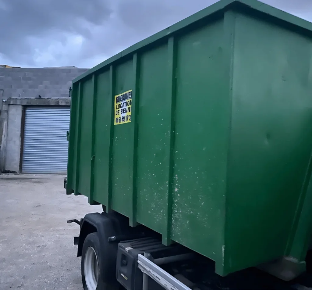 Benne verte Guerdner chargée sur le camion après l'enlèvement, location de benne à Lyon