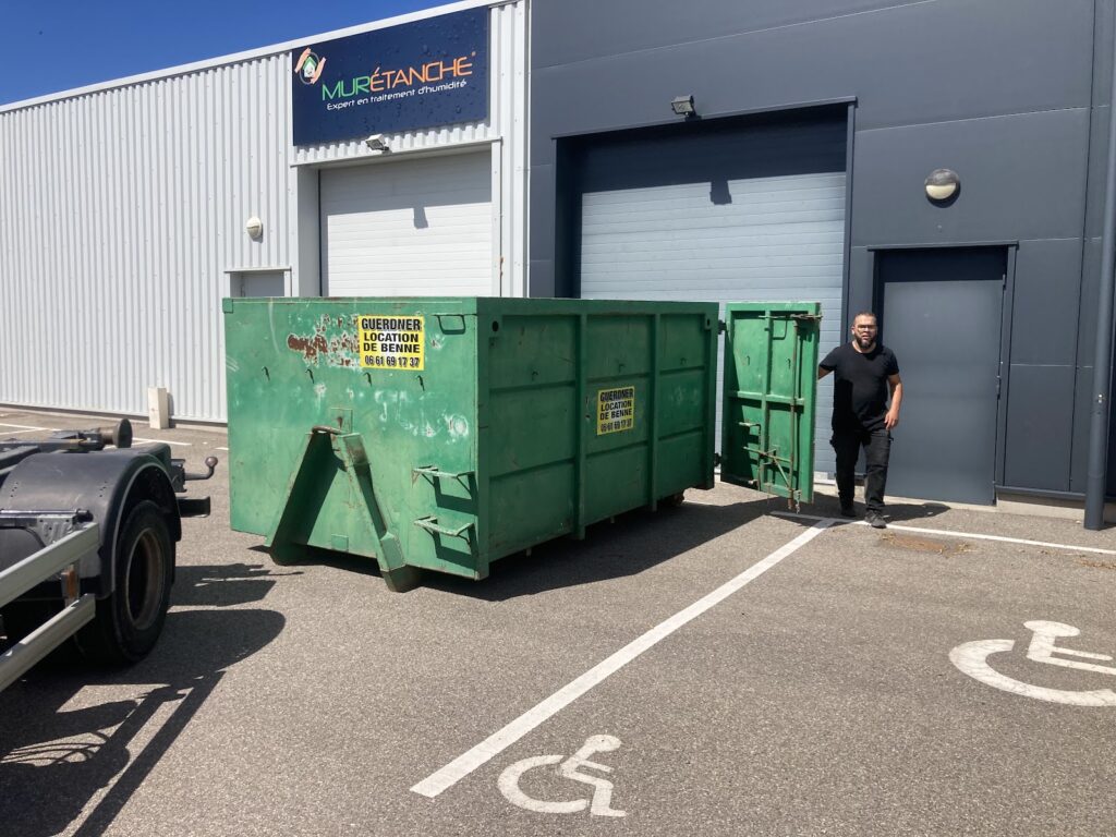 Benne verte Guerdner à porte tout juste livrée devant un local professionnel près de Lyon