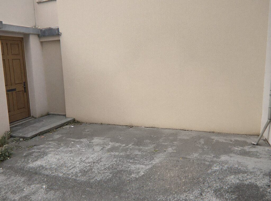 La même cour près de Lyon, vide et dégagée après le passage de la benne Sony Guerdner