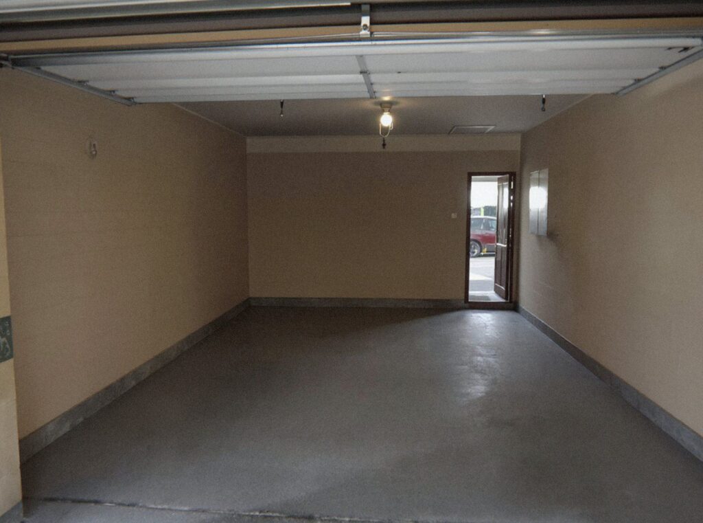 Le même garage de Villeurbanne entièrement vidé après la location d'une benne à encombrants